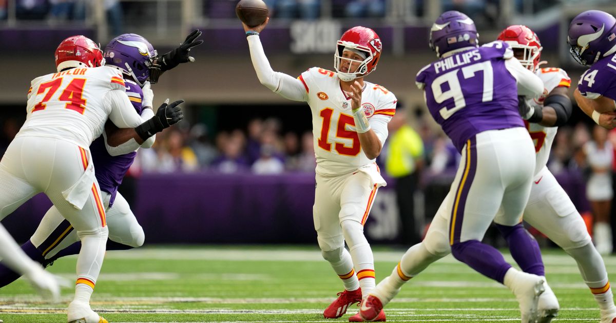Patrick Mahomes Leads Chiefs to 27-20 Victory Over Vikings Despite Travis Kelce's Ankle Injury