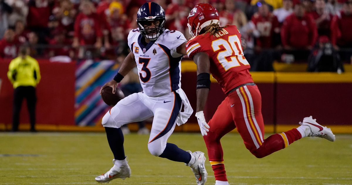 Russell Wilson Throws Two Interceptions, Struggles in Denver Broncos' Loss to Kansas City Chiefs