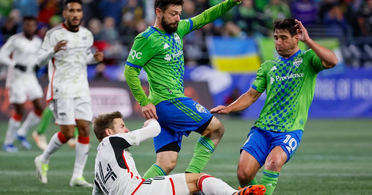 Seattle Sounders Defeat FC Dallas in Opening Game of MLS Playoffs