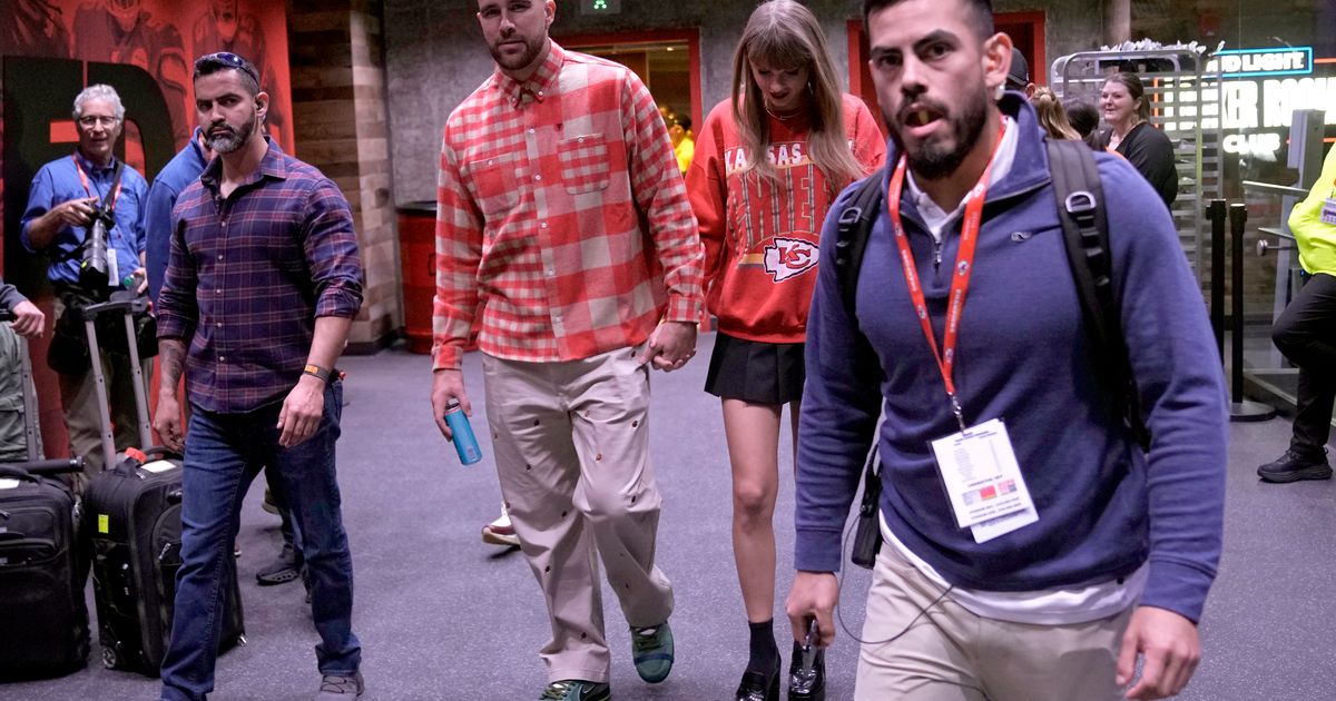 Travis Kelce Elevates Play with Taylor Swift in Attendance at Chiefs Game