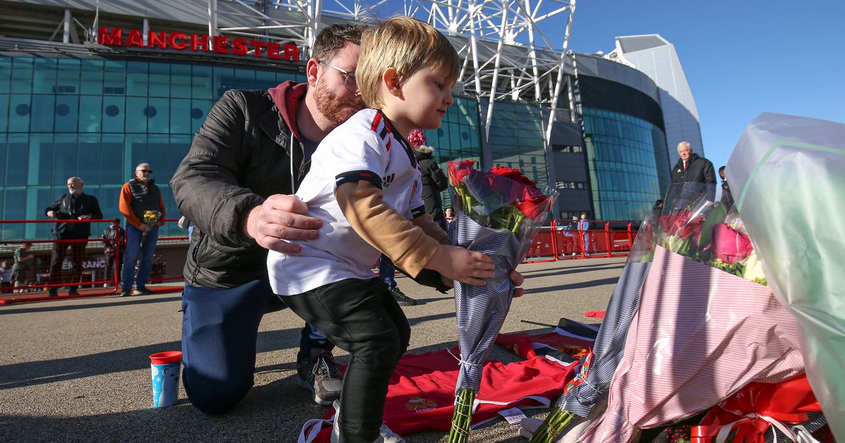 Tributes Paid to Soccer Legend Bobby Charlton at Old Trafford Following His Death at Age 86