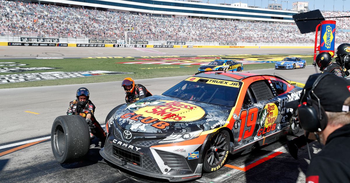 Truex Claims Pole Position at Martinsville Speedway Ahead of Elimination Race in NASCAR Playoffs