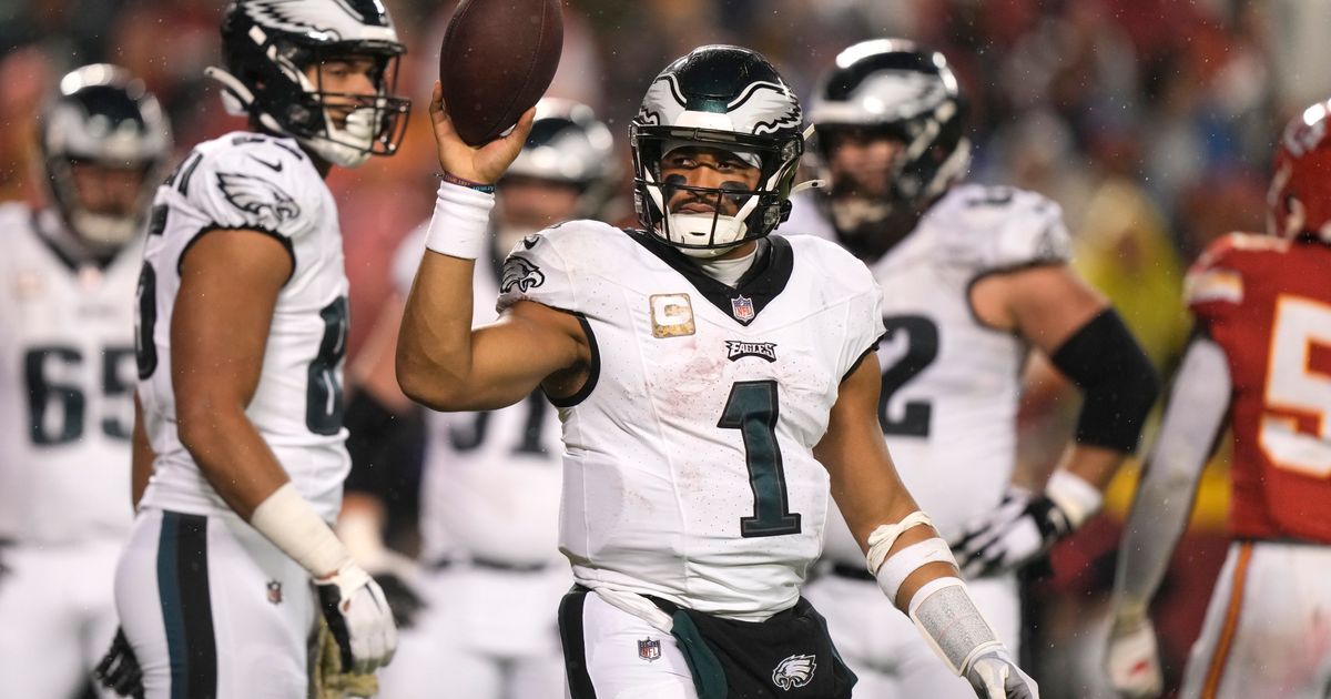 Eagles Defeat Chiefs 21-17 in Super Bowl Rematch Thanks to Jalen Hurts' Second-Half Rally