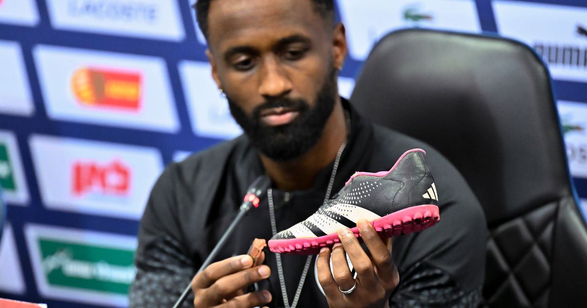 Israeli Soccer Team Captain Holds Up Shoe of Kidnapped Child Before Qualifying Match in Hungary