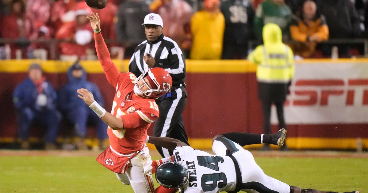 Jalen Carter, High Schooler, Almost Imitates Patrick Mahomes' Spike Late in First Half