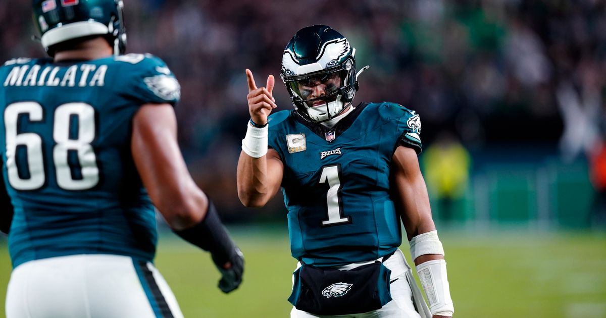 Jalen Hurts Leads Eagles to 8-1 Record with 28-23 Win over Cowboys Despite Knee Injury