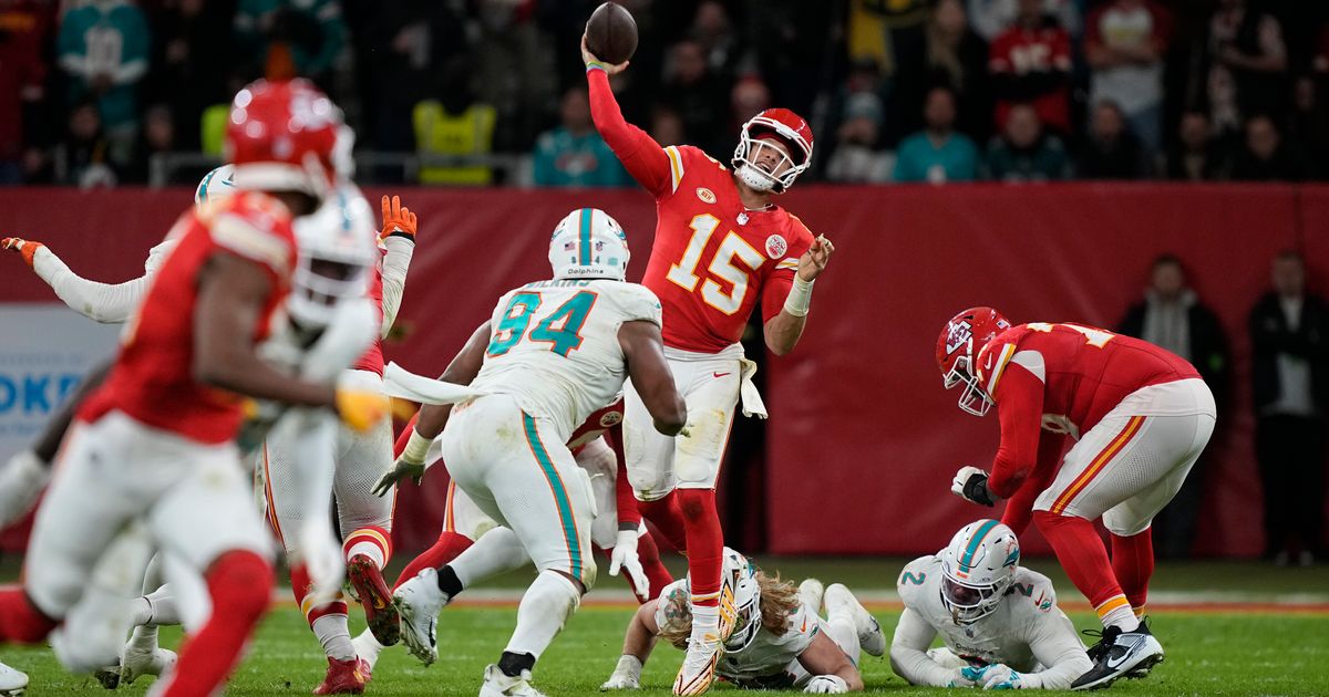 Kansas City Chiefs Defeat Miami Dolphins 21-14 in Germany with Two Touchdown Passes from Patrick Mahomes