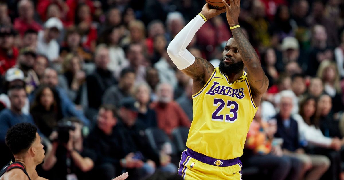 Lakers Defeat Trail Blazers 107-95 to Remain at Top of In-Season Tournament Group with James' 35 Points