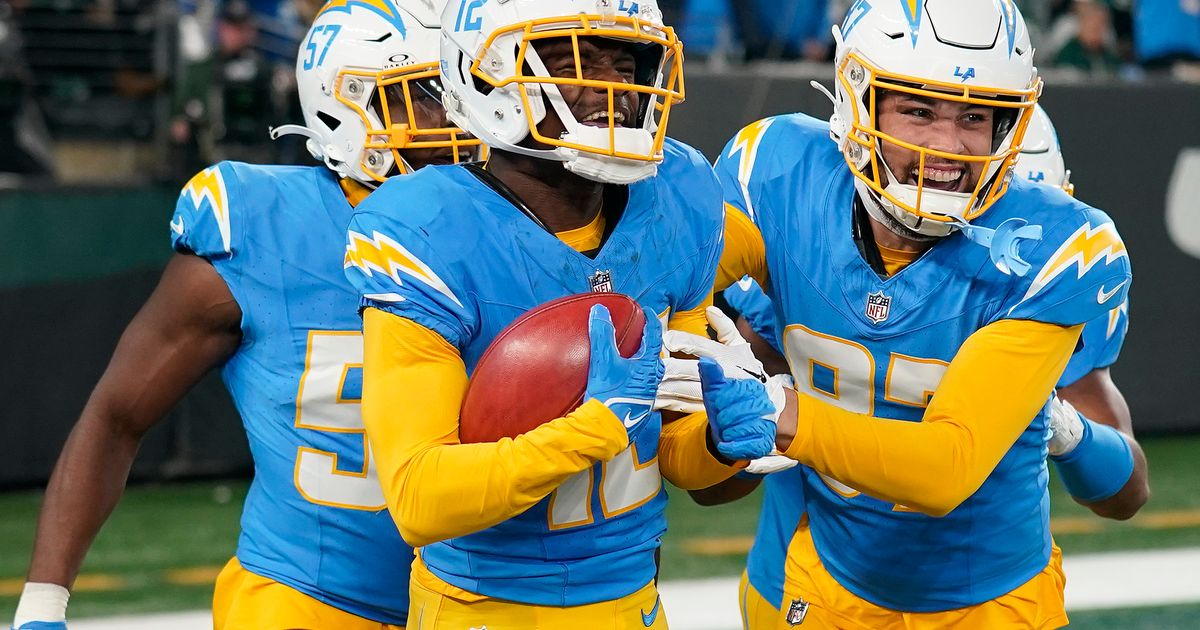 Los Angeles Chargers Defeat New York Jets 27-6 with Punt Return TD by Davis, 2 TDs by Ekeler and Strong Defensive Performance.