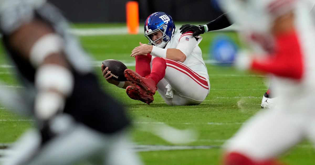 New York Giants Quarterback Daniel Jones Leaves Game Against Oakland Raiders with Knee Injury