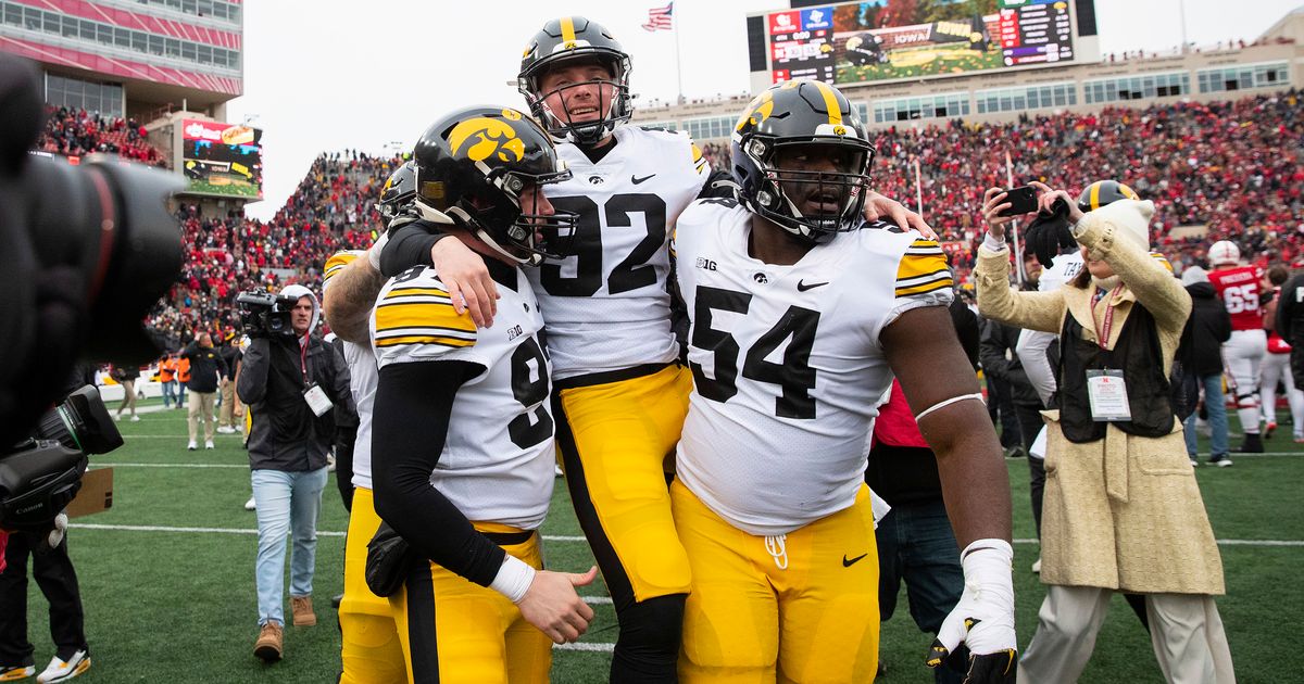 No. 20 Iowa Wins 13-10 Over Nebraska Thanks to Backup Kicker Meeder's Field Goal as Time Runs Out
