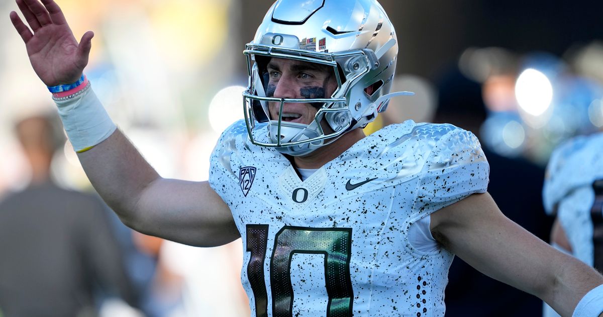 No. 6 Oregon Defeats Arizona State 49-13 Behind Justin Herbert's 404 Passing Yards and 6 Touchdowns