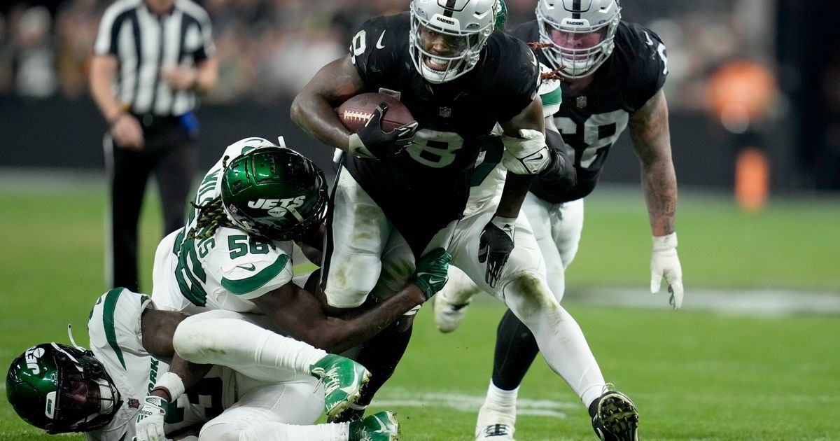 Raiders Defeat Jets 16-12 to Improve to 2-0 Under Pierce, Jacobs Rushes for 116 Yards