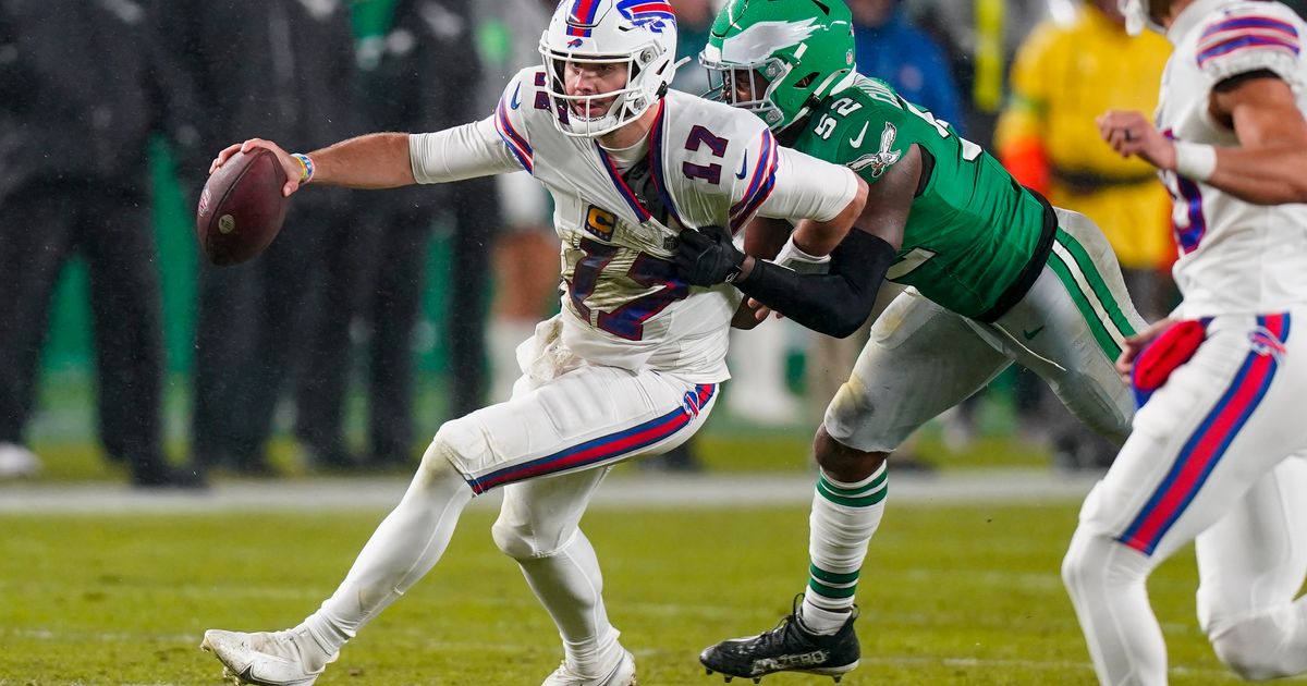 Shaq Lawson Involved in Altercation with Fan During Buffalo Bills' Loss to Philadelphia Eagles