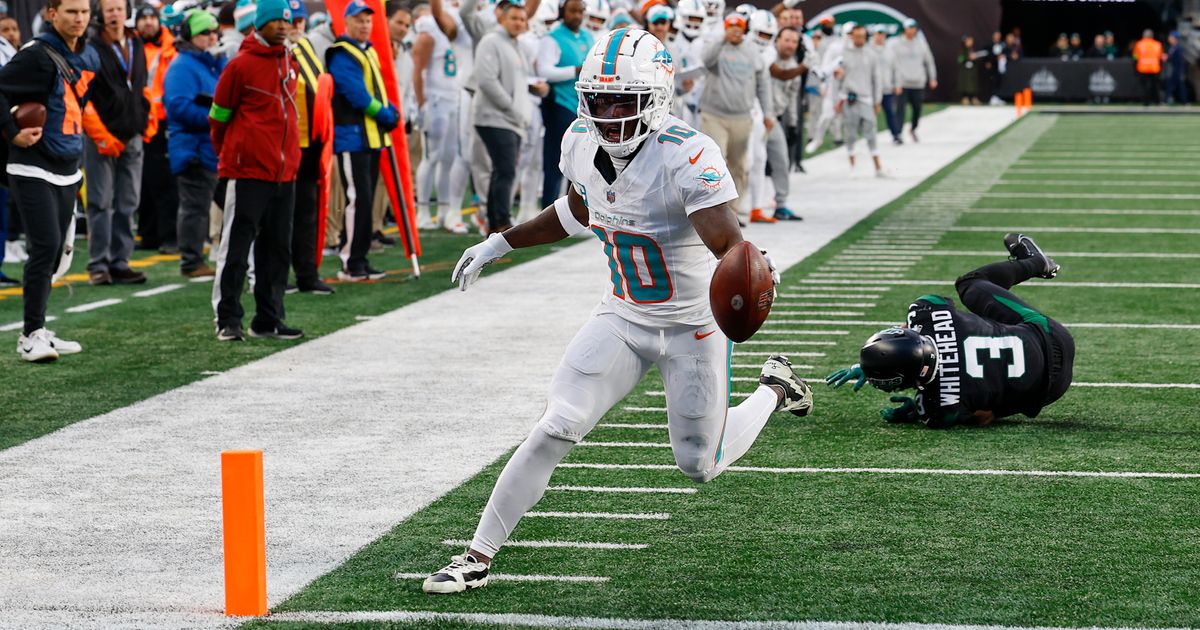 Tyreek Hill Gives Touchdown Ball to Wife After Scoring Against Jets in Dolphins' Season Opener