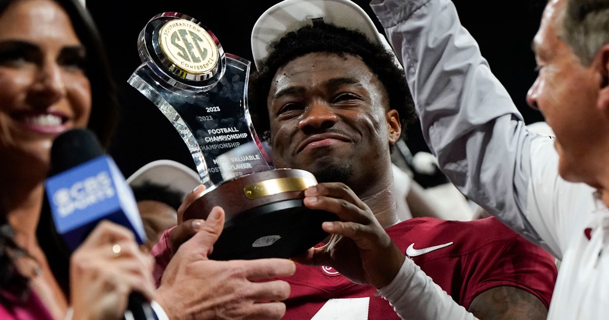 Alabama's Monroe, Georgia's Beck, and Oregon's Gabriel Enter 2024 with Heisman Trophy Hype