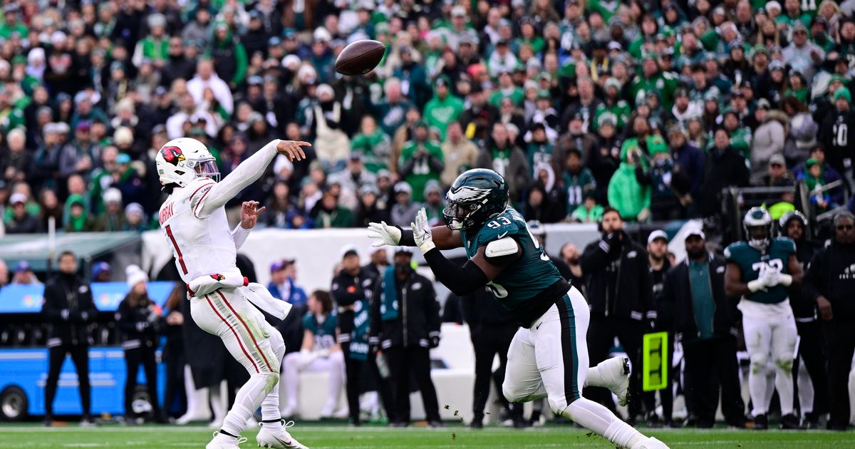 Cardinals Defeat Eagles with Kyler Murray Throwing Three Touchdown Passes, Disrupting Philadelphia's Playoff Hopes
