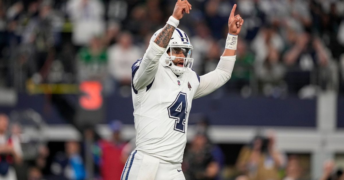 Cowboys Defeat Eagles 33-13, Led by Dak Prescott and Brandon Aubrey, to Tie for First Place in NFC East