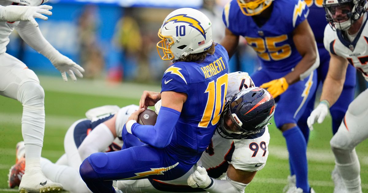 Justin Herbert Suffers Finger Injury During Chargers vs. Broncos, Sidelined for Remainder of 2nd Quarter