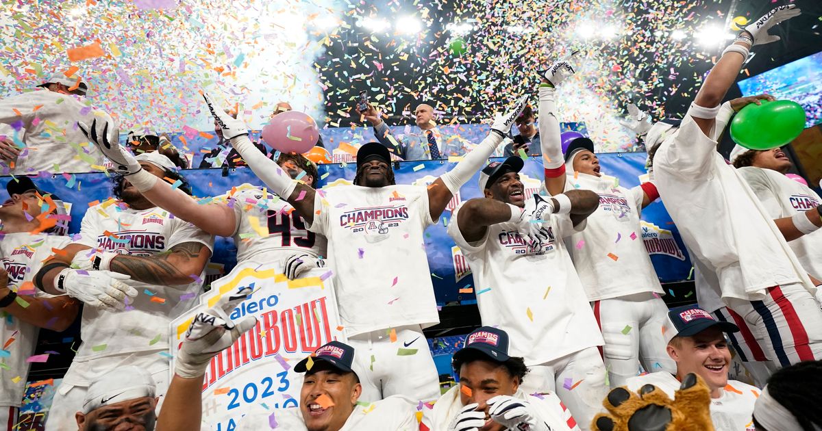 No. 14 Arizona Overcomes 6 Turnovers to Defeat No. 12 Oklahoma 38-24 in Alamo Bowl