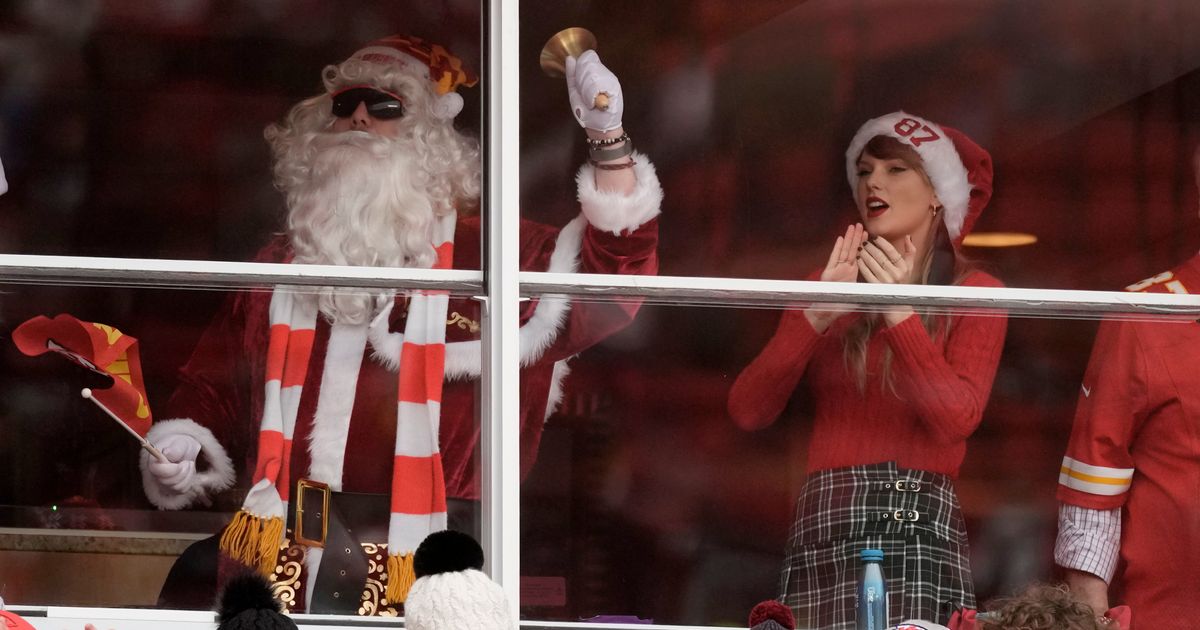 RaidersTaylor Swift Enjoys Watching Kansas City Chiefs vs Las Vegas Raiders on Christmas Day with Travis Kelce