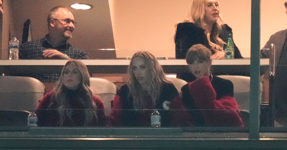 Taylor Swift Attends Lambeau Field to Watch Travis Kelce and the Kansas City Chiefs Take on the Green Bay Packers