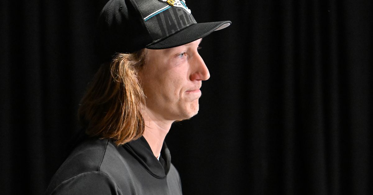 Trevor Lawrence's Starts Streak Ends as Jaguars Rule Out Quarterback with Sprained Throwing Shoulder