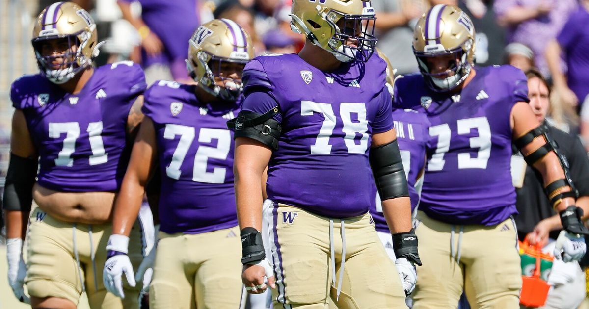 UW's Parker Brailsford, Joe Moore Award Winner, Leads Offensive Line Against Texas