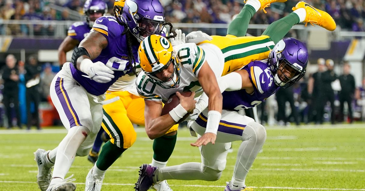 Aaron Rodgers Leads Packers to 33-10 Victory Over Vikings, Securing Playoff Spot