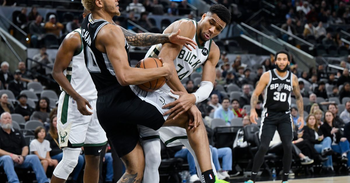 Giannis Antetokounmpo Leads Bucks to 125-121 Victory Over Spurs with 44 Points and 14 Rebounds