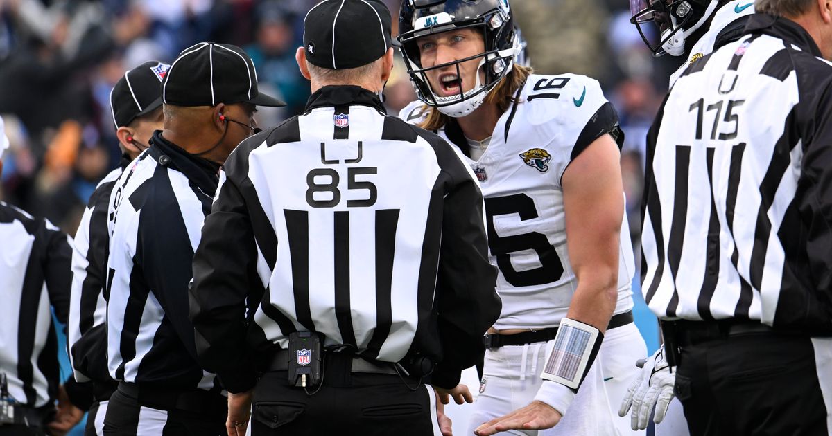 Jacksonville Jaguars Eliminated from Playoff Race After 28-20 Loss to Tennessee Titans, Lawrence Stopped Short of Goal Line